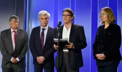 Gustavo Bell junto a la delegación de paz del Gobierno Nacional.