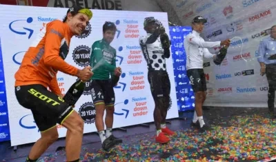 Daryl Impey celebra junto a Peter Sagan, Nickolas Dlamini y Egan Bernal. 