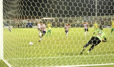 Impecable cobro de Luis Carlos Ruiz para empatar el partido.