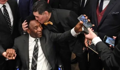 Pelé y Diego Maradona durante el encuentro. 