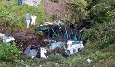 Así quedó el bus después del accidente.