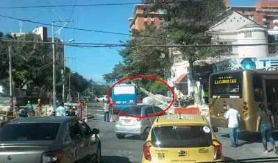 El poste encima del bus.