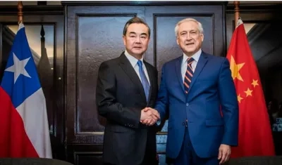 Canciller de Chile, Herlando Muñoz (d), junto a su homólogo chino, Wang Yi (i), durante la segunda reunión ministerial del Foro de la Celac y China, que se celebra hoy en Santiago.
