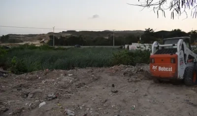 Una máquina fue captada en el trabajo de relleno del terreno.