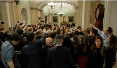 La senadora republicana Susan Collins (c) ofrece declaraciones tras salir de una sesión de voto en el Capitolio en Washington.