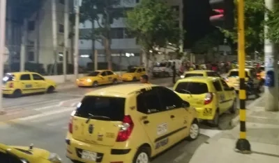 Los taxistas rodearon la clínica.