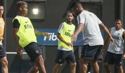 Wilmar Barrios la pelota con Frank Fabra. 