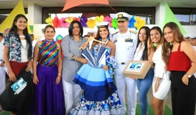 Estudiantes de Diseño de Modas le entregan el vestuario a la reina Valeria.