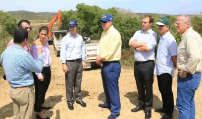 Ramón Jesurun con funcionarios de la FCF y de la Alcaldía de Barranquilla. 