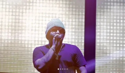 El cantante Koffee, El Kafetero.