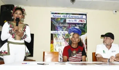  La Reina del Carnaval de la 44, Andrea De Alba Polo, acompañada de Charlie Fernández y el Secretario de Cultura Juan José Jaramillo.