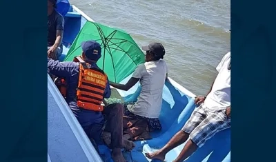 Los rescatados fueron trasladados junto a su embarcación al corregimiento de Santa Ana.