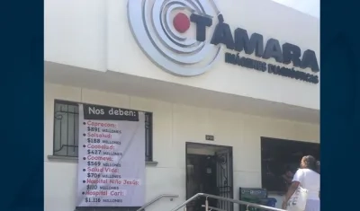 El cartel de los morosos a la entrada de la empresa.