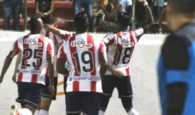 Yony González celebra con sus compañeros el gol del triunfo.