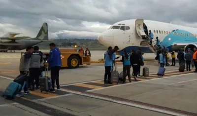 Jugadores del Macará. bajando dela avión en Cúcuta. 