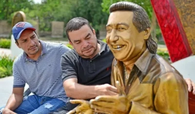 Jhon Jaider Peñaloza Almanza y Carlos Misael Martínez Bello escultores de la obra.