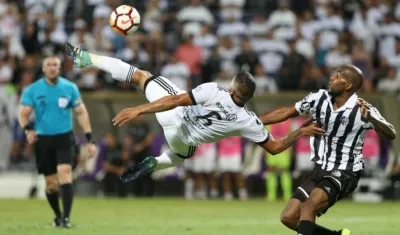  Paulo Lima (d) de Wanderers disputa el balón con Richard Ortíz (i) de Olimpia.