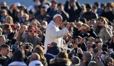 El Papa Francisco saluda a los fieles durante la audiencia general del miércoles en la Plaza de San Pedro en el Vaticano.