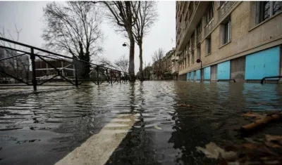 El río Sena, desbordado en algunos tramos a su paso de París, sigue subiendo hoy de nivel y lo continuará haciendo hasta el fin de semana.