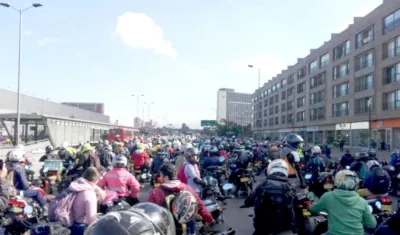 En Bogotá, avanza PlanTortuga de motociclistas por la NQS, ambos costados.