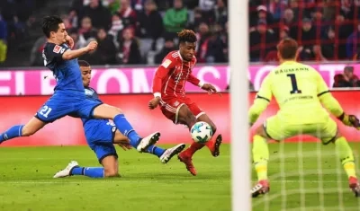 Kingsley Coman sale de la marca de dos defensores para anotar un gol. 
