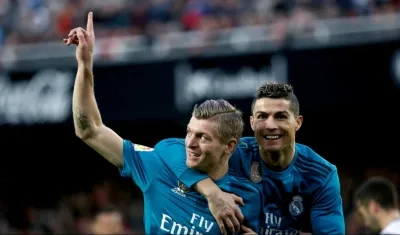 Toni Kroos festeja un tanto con Cristiano Ronaldo. 