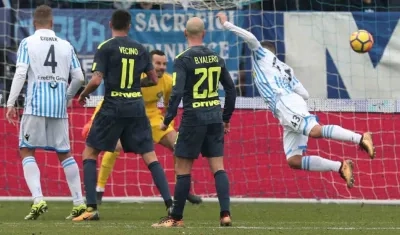 Alberto Paloschi anota el gol del empate ante el Inter. 
