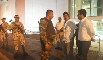 Alcalde Alejandro Char y el secretario de Gobierno, Clemente Fajardo, durante el recorrido anoche en Barranquilla.
