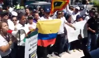 Concentración ciudadana frente al comando de la Policía Metropolitana.