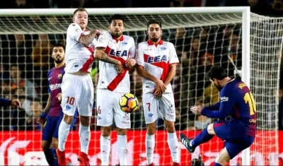 Lionel Messi puso a ganar al Barcelona con este tiro libre. 