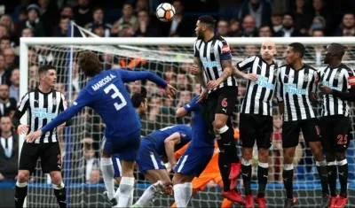Marcos Alonso marcó con este tiro libre al Newcastle United.