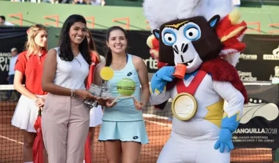 Natalia Mejía entrega el trofeo de campeona a María Camila Osorio, en compañía de el tití Baqui. 