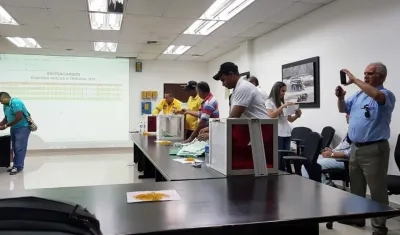 8 Trabajadores del Ministerio del Trabajo supervisaron el proceso de escrutinio este 29 de enero de 2018.