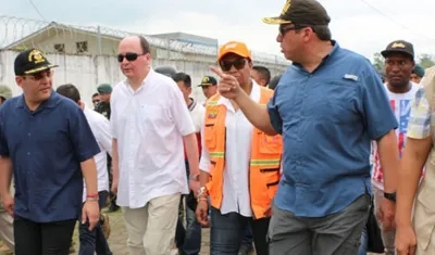 Autoridades recorrieron las zonas afectadas por el atentado terrorista suscitado en el cantón San Lorenzo la madrugada del pasado sábado.