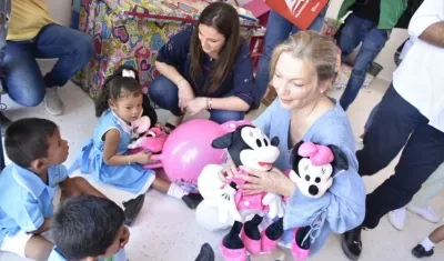 La primera dama María Clemencia de Santos y la Directora del ICBF Karen Abudinen, compartiendo con los niños.
