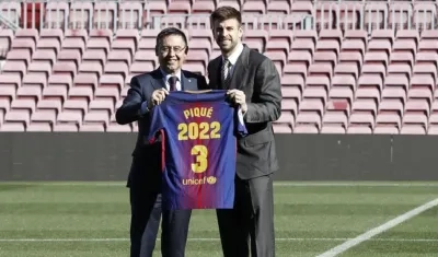 El defensor posó junto al presidente del club, Josep Bartomeu.