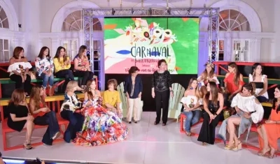 El grupo de exreinas participando en el conversatorio.