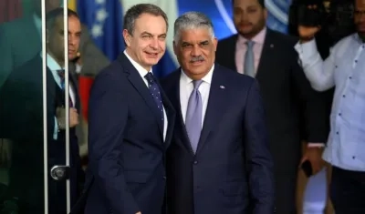 El canciller dominicano, Miguel Vargas (d), recibe al ex presidente español José Luis Rodríguez Zapatero (i) hoy, previo a una reunión entre representantes del gobierno y la oposición de Venezuela.