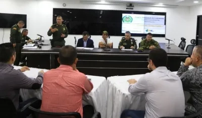Alcalde Char reunido con la Policía y el Ejército.
