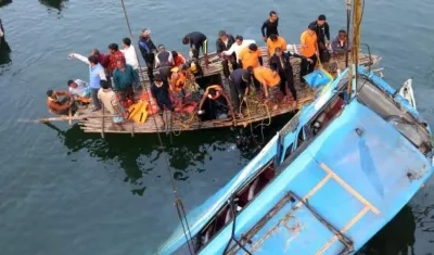 Un carro provocó que el bus cayera al río.