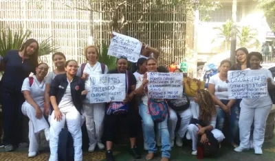 Trabajadores reclamando los pagos.