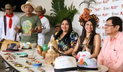 La reina Melayne Viloria Hurtado, con los organizadores del festival.