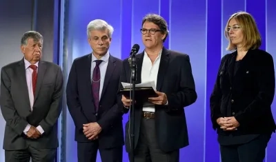 Bell junto a tres miembros del equipo de Paz.