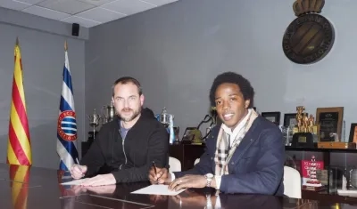 Carlos Sánchez firma su contrato con el Espanyol. 