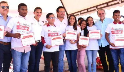 La Ministra Yaneth Giha, el Gobernador Eduardo Verano, el Secretario de Educación Dagoberto Barraza y el rector de Uniatlántico Carlos Prasca, entregando las becas.