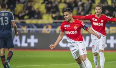 Falcao García festeja uno de los goles del doblete. 