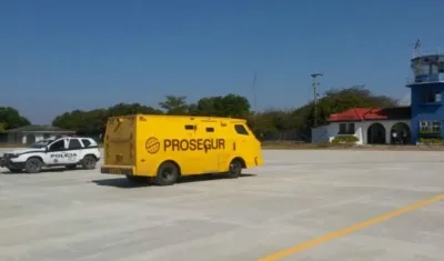 Un camión de valores esperaba el dinero.