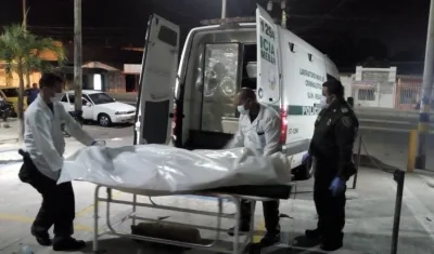 Instantes en que la Policía hace el levantamiento del cadáver de Rubén Darío Torres Ramírez.