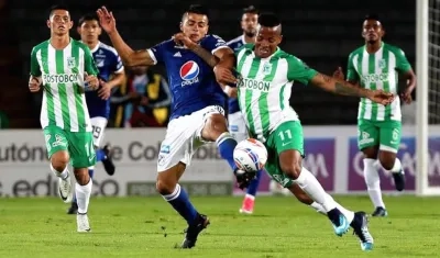 Jhon Duque de Millonarios disputa el balón con Andrés Rentería de Nacional.