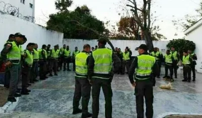 Policías de la estación San José en formación antes del atentado.